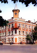 Дом Гончарова на перекрёстке одноимённой улицы и ул.Ленина